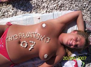 La giovane moglie ama prendere il sole con le tette nude - foto #6