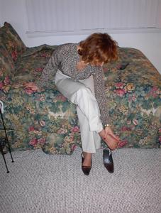 Gambe in calze di una donna dai capelli rossi - foto #49