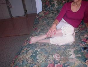 Gambe in calze di una donna dai capelli rossi - foto #74
