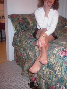 Gambe in calze di una donna dai capelli rossi - foto #9