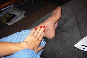 Gambe in calze di una donna dai capelli rossi - foto #99