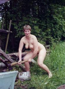 Casalinghe nude in giardino - foto #11