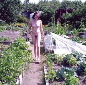 Casalinghe nude in giardino - foto #13