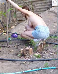 Casalinghe nude in giardino - foto #19