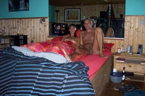 Coppia adulta si scatta selfie in topless a letto - foto #1
