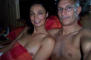 Coppia adulta si scatta selfie in topless a letto - foto #2
