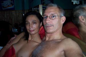 Coppia adulta si scatta selfie in topless a letto - foto #3