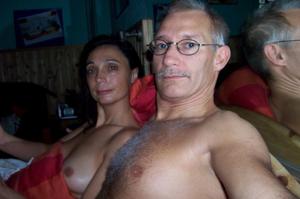 Coppia adulta si scatta selfie in topless a letto - foto #4