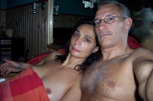Coppia adulta si scatta selfie in topless a letto - foto #5