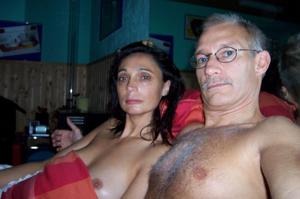 Coppia adulta si scatta selfie in topless a letto