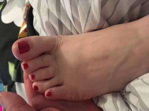 Primi piani dei capezzoli e delle dita dei piedi di mia moglie - foto #4