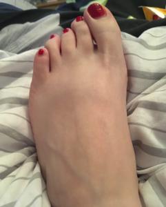 Primi piani dei capezzoli e delle dita dei piedi di mia moglie - foto #5