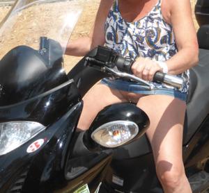 Donna anziana in scooter senza pantaloni - foto #7