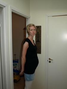Una bionda magra in gravidanza - foto #16
