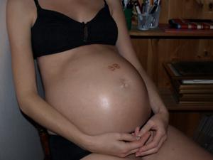 Una bionda magra in gravidanza - foto #2