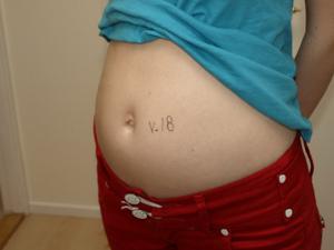 Una bionda magra in gravidanza - foto #25
