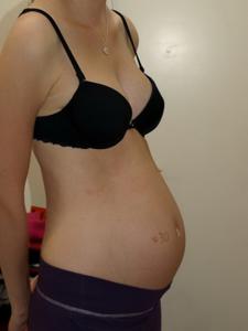Una bionda magra in gravidanza - foto #9