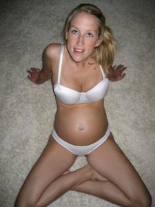 Erotismo facile di una bionda snella e incinta - foto #32