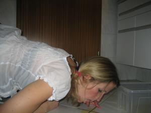 Una pervertita beve la sua urina su insistenza del marito prepotente - foto #10