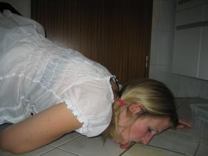 Una pervertita beve la sua urina su insistenza del marito prepotente - foto #11