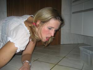 Una pervertita beve la sua urina su insistenza del marito prepotente - foto #12