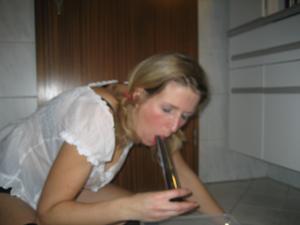 Una pervertita beve la sua urina su insistenza del marito prepotente - foto #8