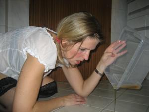 Una pervertita beve la sua urina su insistenza del marito prepotente - foto #9