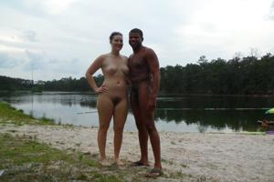 Le donne nudiste non hanno problemi a socializzare con uomini neri - foto #19