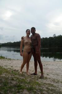 Le donne nudiste non hanno problemi a socializzare con uomini neri - foto #20
